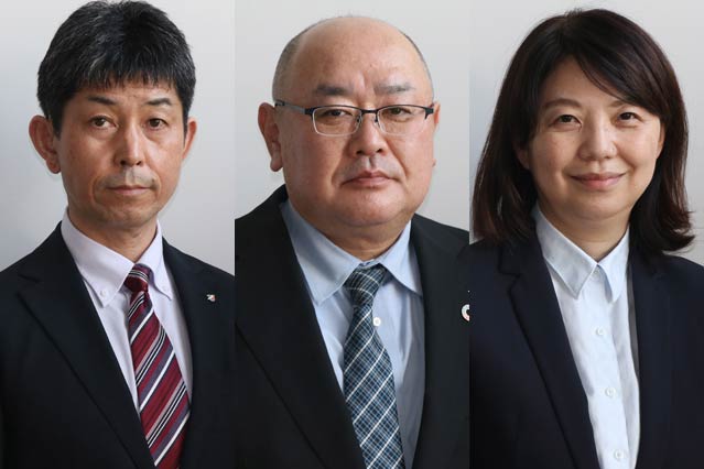 左からこども政策部長に昇格の白井健次子育て支援課長、議会事務局長に異動の太田和行教育次長、教育次長に昇格の岡部清美学校教育課長
