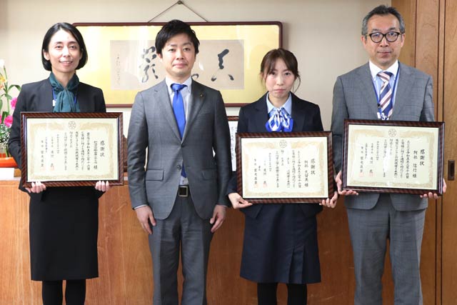 左から新潟県労働金庫三条支店の福島支店長、滝沢三条市長、窓口担当の阿部さん、担当専任役の阿部さん