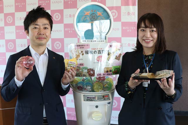 記者会見で「福祉の百貨店」のカプセルトイを紹介