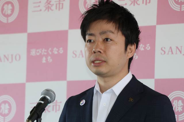 マスクを着けずに会見する滝沢市長