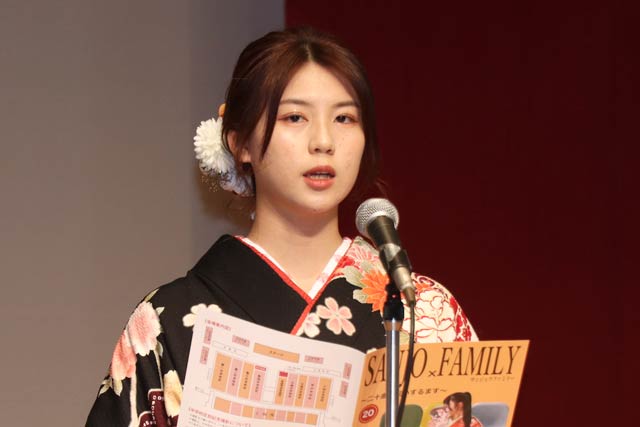 市民憲章を朗読する茂野さん