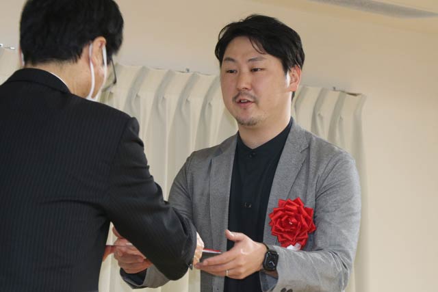 「若monoデザインコンペティンション燕 vol.7」大賞 横川勇馬DESIGN OFFICE COLT代表（埼玉県）