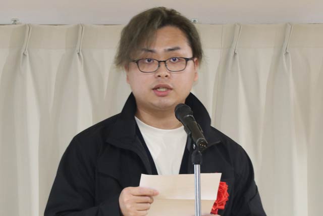 「トミタ式おろし金」でグランプリの(株)トミタの冨田龍雅さんが受賞者代表であいさつ
