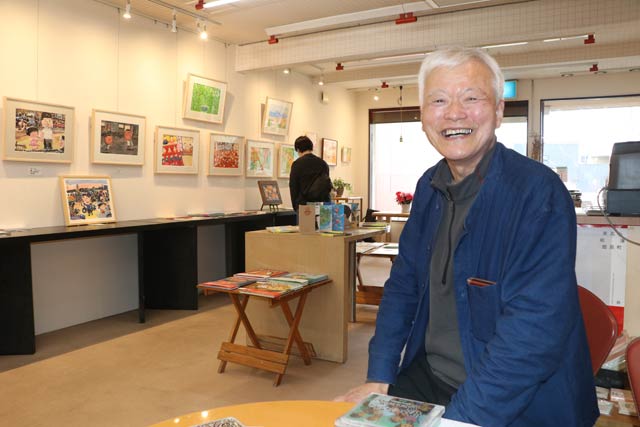 長谷川義史さんとあおきひろえさんの夫婦展示「ほーい、あそぼう！」が開かれている「にいだやギャラリー野衣」でオーナーの横山作栄さん