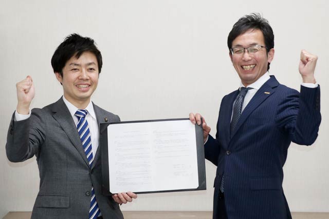 協定書を手に滝沢市長(左)とナガワの高橋社長