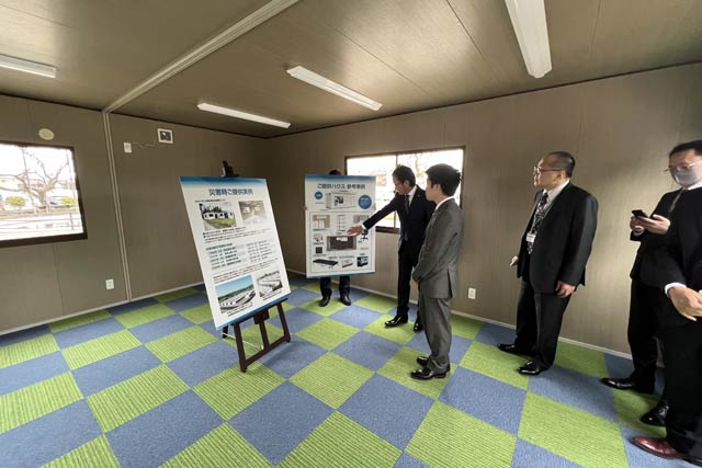 16畳の広さのユニットハウスが3人で約1時間で設置できる