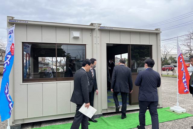 三条市厚生福祉会館駐車場に設置したユニットハウスを見学