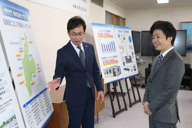 ナガワの事業について滝沢市長に話す高橋社長