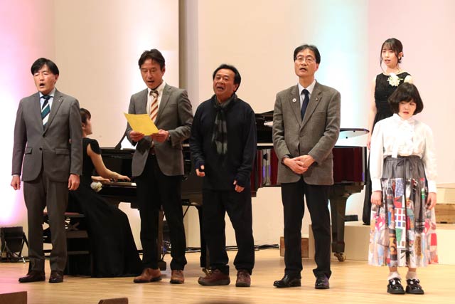 前列左から遠藤総務部長、小林教育長、須貝智郎さん、鈴木市長、佐藤ひらりさん