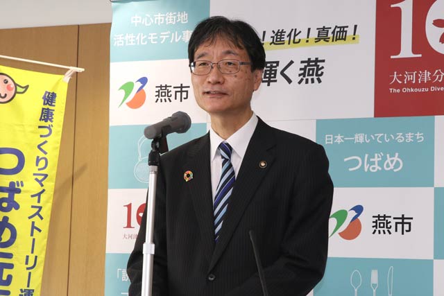 定例記者会見を行う鈴木力燕市長