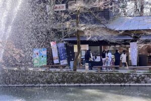 春の陽気に加茂山公園を訪れる人に切れ目なく