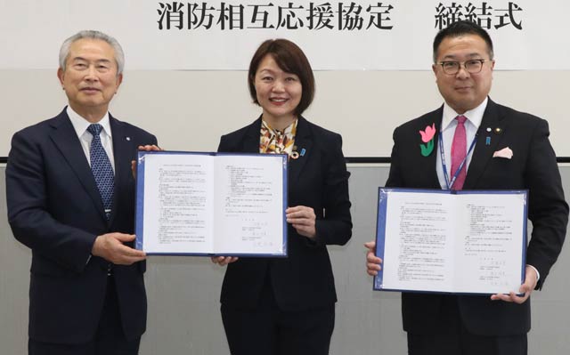 左から佐野田上町長、藤田加茂市長、田邊五泉市長