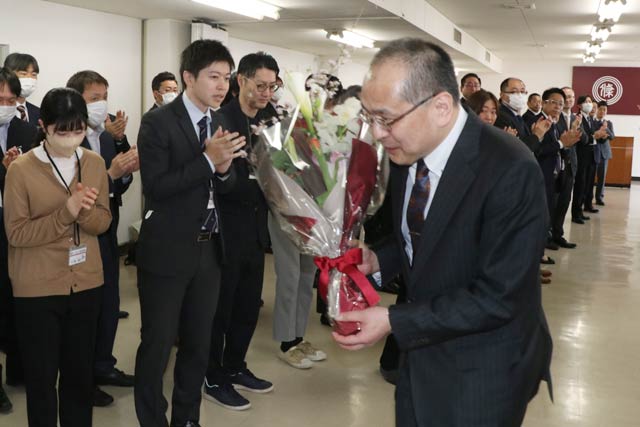 退任式で花束を受けて会場を出る若山副市長