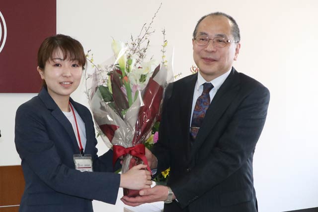 職員から花束を受ける