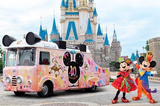東京ディズニーリゾート40周年“ドリームゴーラウンド”の衣装を身につけたミッキーマウスとミニーマウス