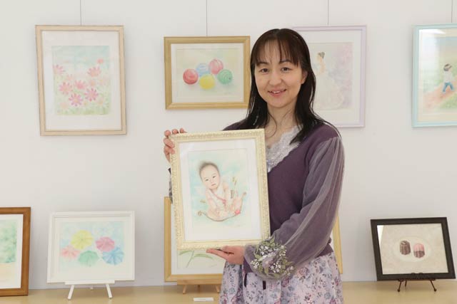 「＊hanacoten（ハナコテン）vol,12＊」の会場で7カ月のときの長男を描いた作品を手に渡辺花子さん