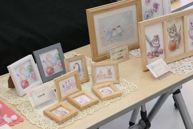 作品をデザインしたグッズ販売