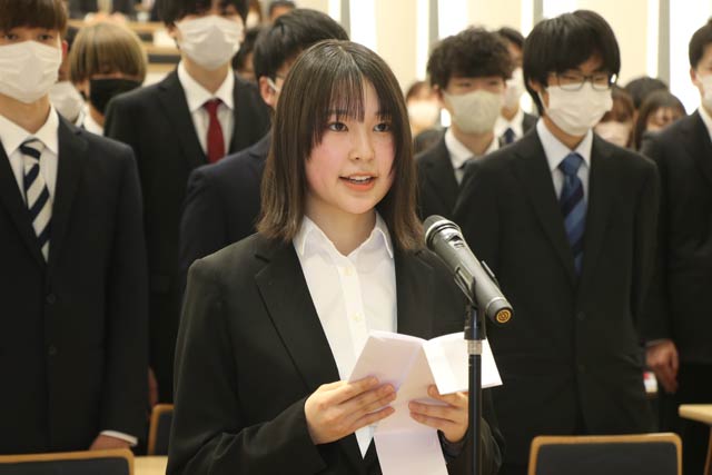 入学生代表の宣誓を行う金澤さん