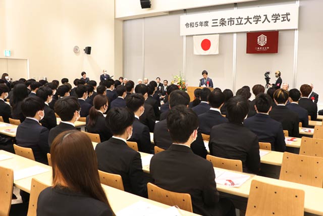 令和5年度三条市立大学入学式