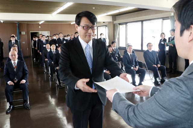 三条市の退職者辞令交付式