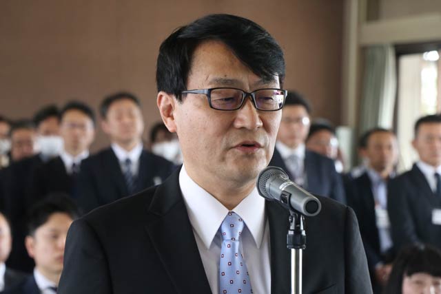 退職者を代表してあいさつする総務部長だった笹川浩志さん