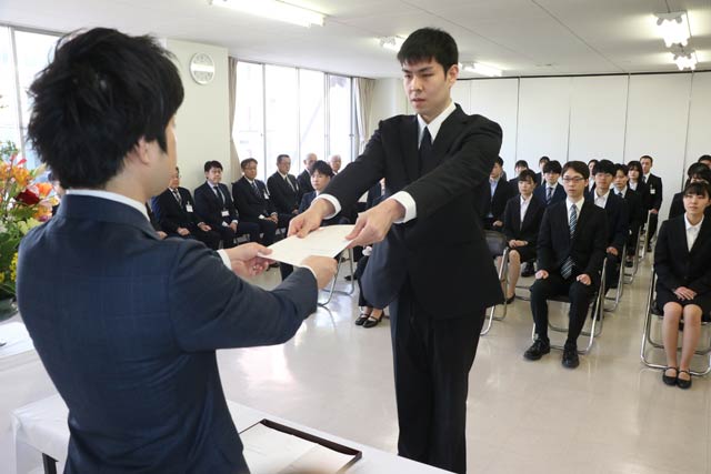 三条市の新規採用職員辞令交付式