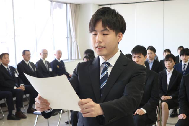 服務の宣誓を行う鈴木蓮さん