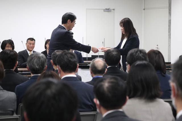 燕市退任式