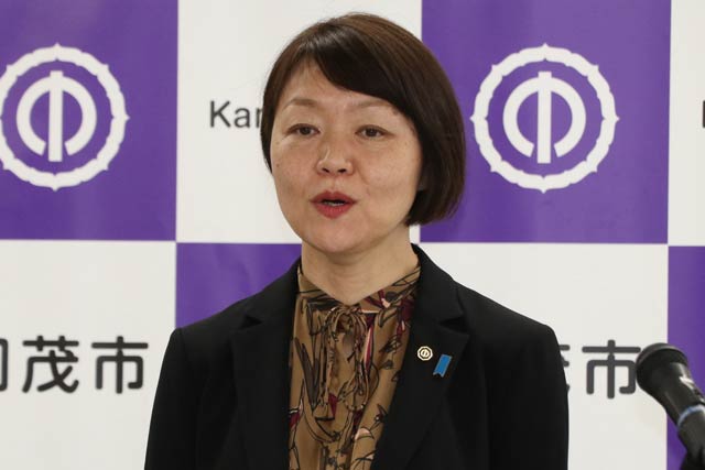 記者会見する藤田明美市長