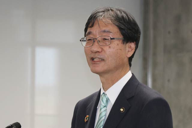 こども政策部の職員を激励する鈴木市長