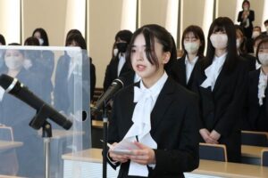 新入生代表で誓いの言葉を述べる佐藤さん