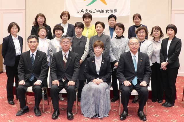 JAえちご中越女性部の設立総会で記念写真