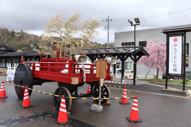 おもてなし広場で出番を待つ湯曳き車