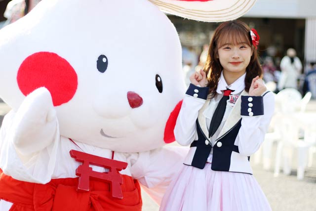 弥彦村のマスコットキャラクター「ミコぴょん」とツーショット