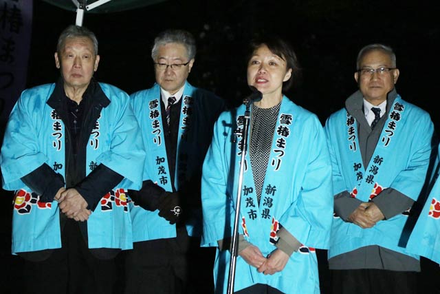 点灯式であいさつする藤田市長