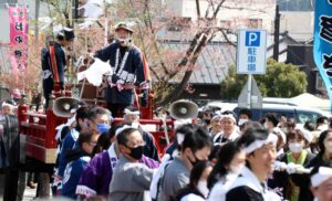 4年ぶりに湯曳き車がお目見えした弥彦に春を告げる湯かけまつり