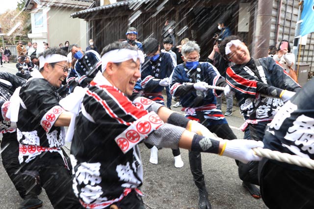 神湯をじゃぶじゃぶ浴びながら後綱を引く弥彦神社氏子青年会