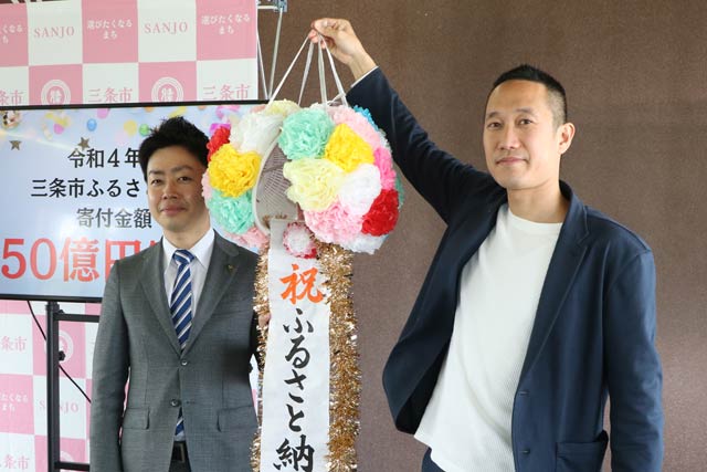 三条市ふるさと納税50億円突破を祝ってくす玉割り