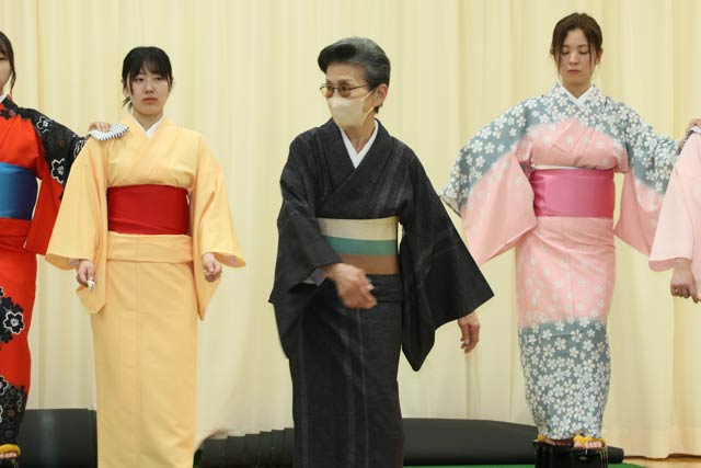 歩き方を指導する花柳さん