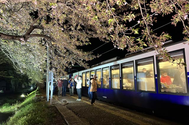 分水駅に到着した臨時列車「夜桜Shu＊Kura」