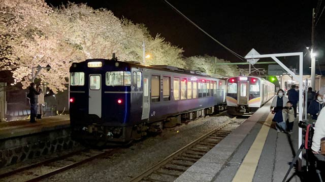 分水駅に到着した臨時列車「夜桜Shu＊Kura」