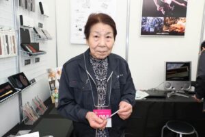 2017年の「燕三条ものづくりメッセ」に出店した柄沢ヤスリのブースに立つ岡部キンさん