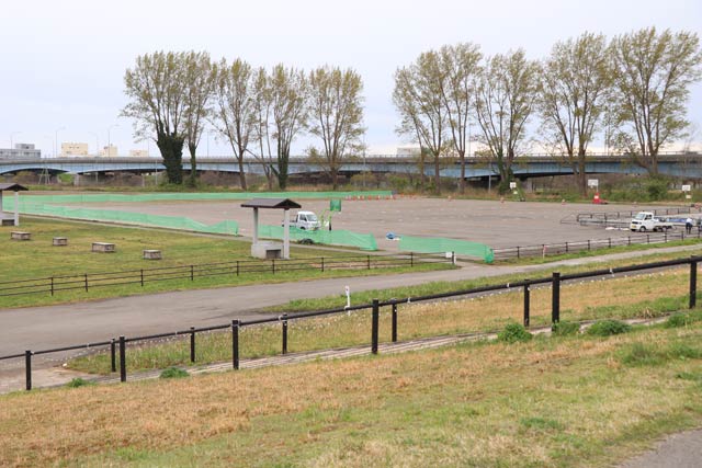 クラシックカーが並ぶミズベリング三条の交流広場駐車場
