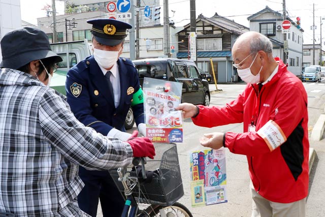 三条信用金庫東支店前で田崎署長も広報活動