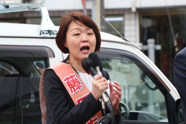 加茂駅前で第一声を放つ藤田氏