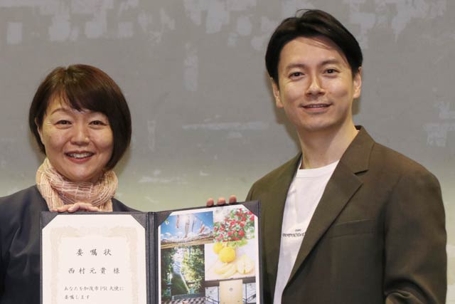 藤田加茂市長(左)と加茂市PR大使に委嘱された西村元貴さん