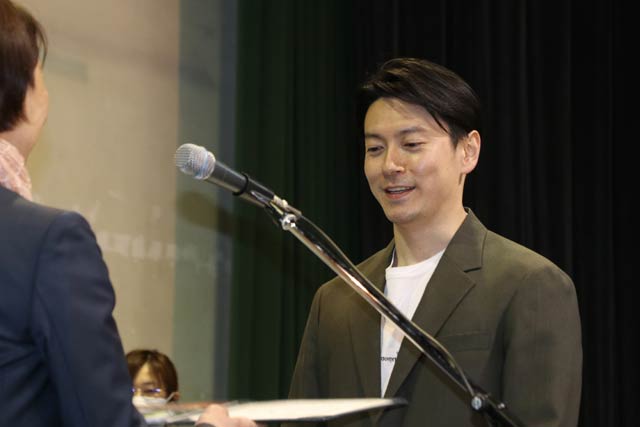 委嘱状を受ける西村さん