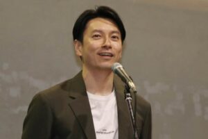 あいさつする西村さん