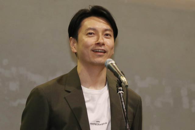 あいさつする西村さん