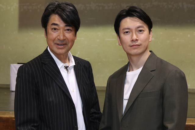 父の修市さんとツーショット